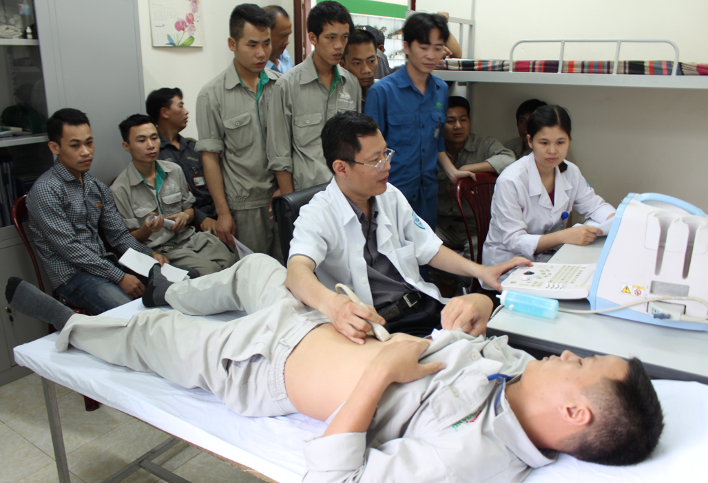 Khám sức khỏe định kỳ cho cán bộ CNV công ty Khóa Huy Hoàng
