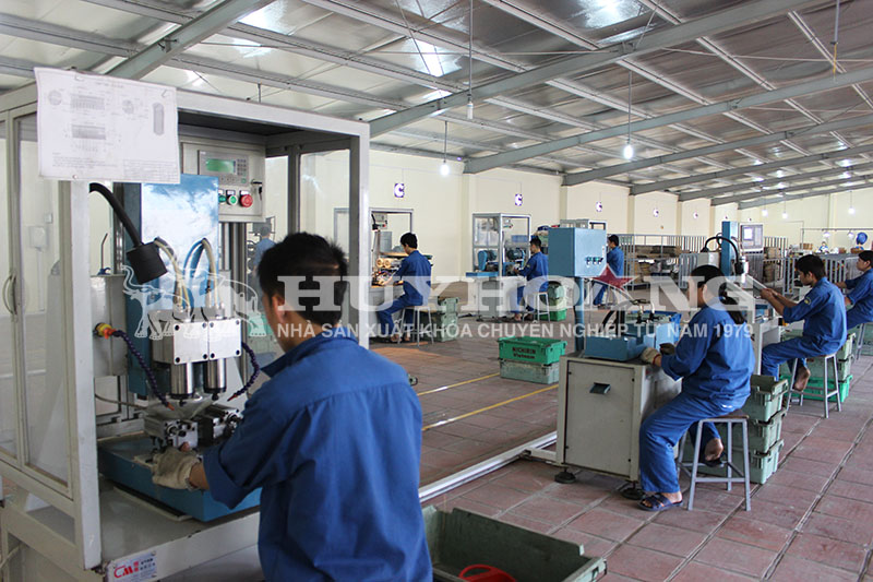 Xưởng khoan công ty Huy Hoàng