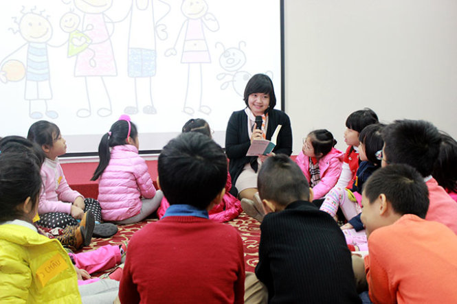 Tiến sĩ Nguyễn Thụy Anh trong một tiết đọc sách cùng học sinh tiểu học Trường phổ thông liên cấp Vinschool
